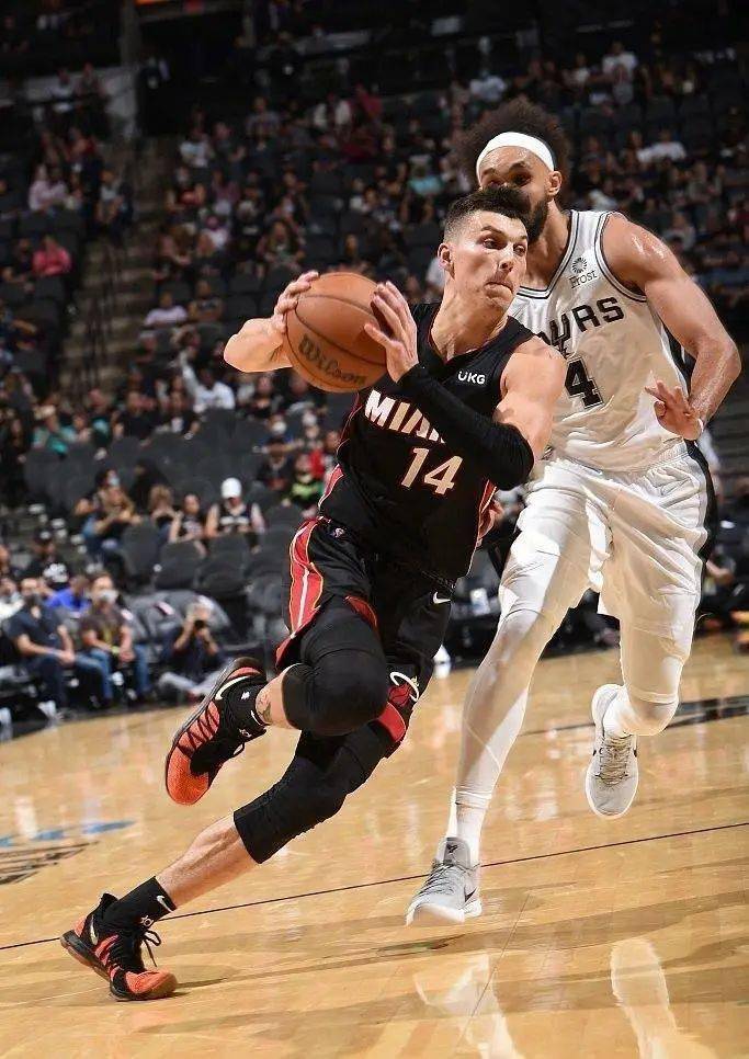 包含Rookie新星关键助攻表现惊艳，热火未来可期！的词条